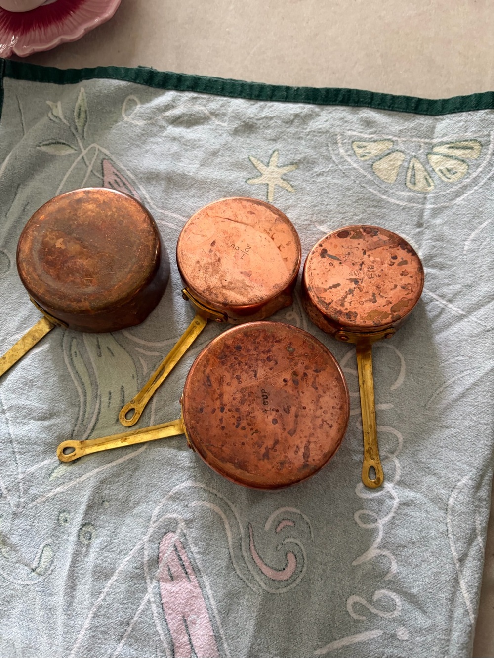 Vintage Set of 4 Copper Measuring Cups Brass Handles Nested Hanging Discoloratio - Picture 6 of 10